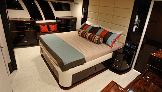 Яхта LSX78 яхтенной верфи Lazzara Yachts