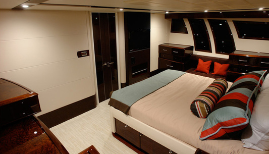 Яхта LSX78 яхтенной верфи Lazzara Yachts