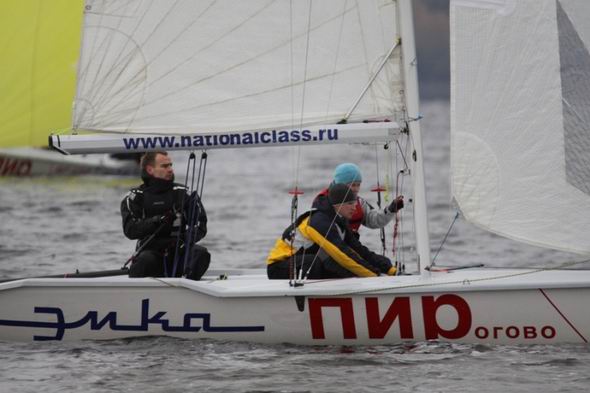 Экипаж яхты RUS 43 поднимает генакер