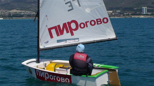 Илья Стрельченя на воде в Геленджике, яхты Пирогово, детский парусный спорт