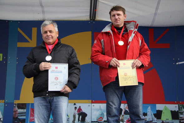 Призеры заключительной регаты парусного сезона 2010 в классе яхт "Финн" на пьедестале