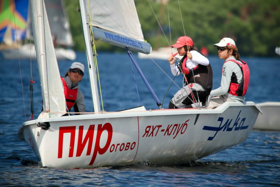 яхта эм ка, кубок парусных школ россии, детская парусная школа пирогово